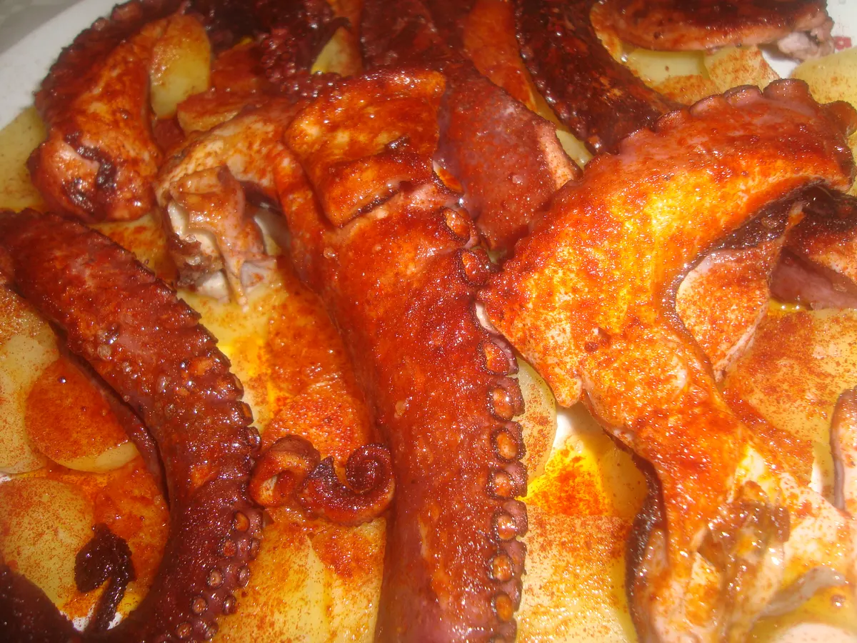 Pulpo a la gallega con pimentón y aceite