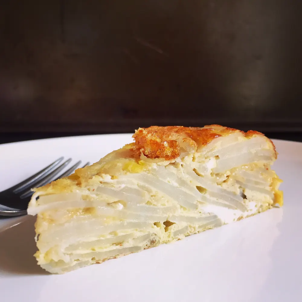 Tortilla de patatas española recién hecha